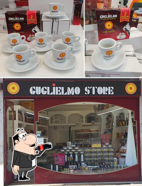 Guglielmo Store si caratterizza per la bevanda e esterno