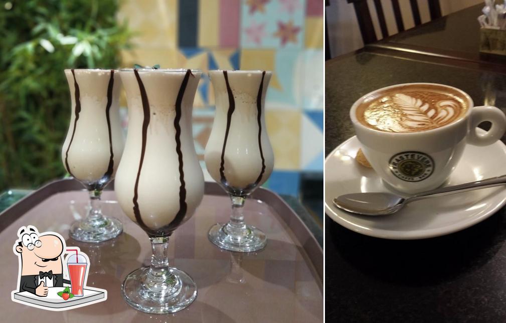 Descubra diferentes bebidas disponíveis no Trastevere Caffè Bar