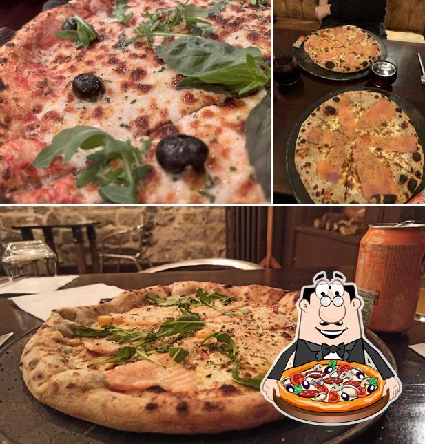 Order pizza at Wood Pizza au feu de bois Saint-Etienne