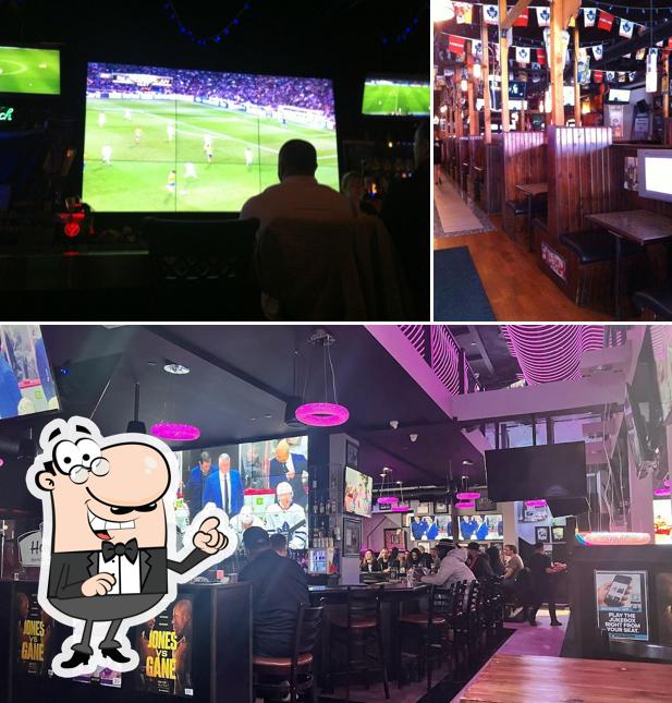 L'intérieur de Hoops Sports Bar & Grill