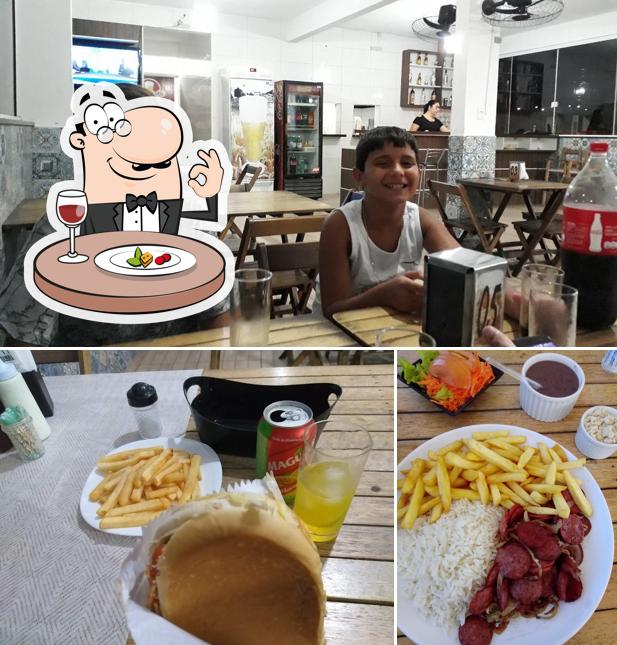 A imagem do Lanchonete Dos Amigos’s comida e interior