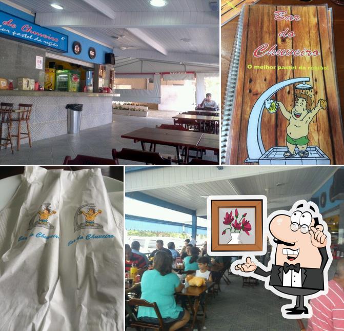 Sente em uma das mesas no Bar do Chuveiro