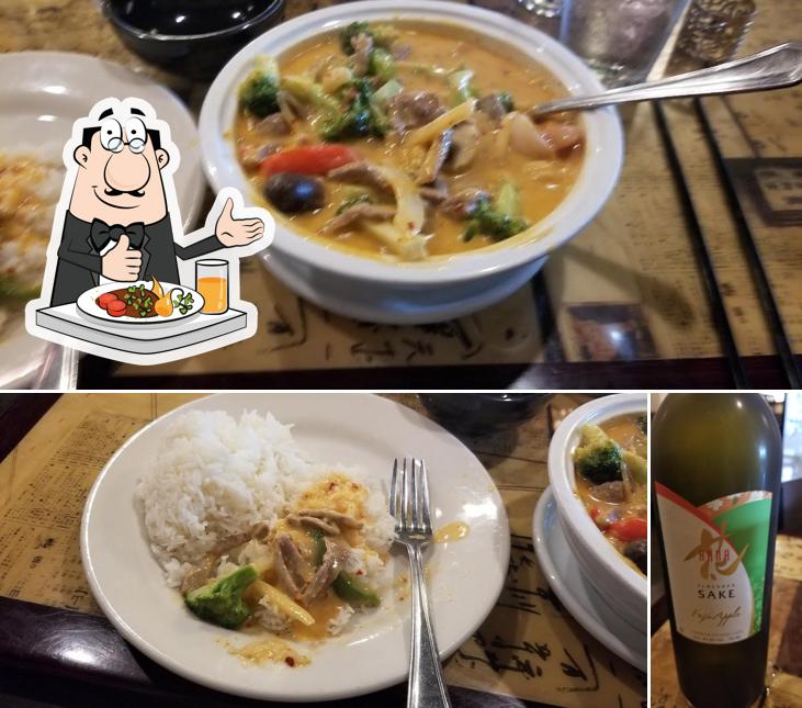 Фотография, на которой видны еда и алкоголь в Double Happiness Chinese Restaurant