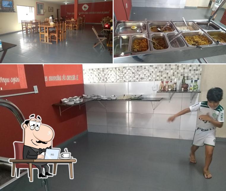 Confira a imagem apresentando interior e comida no Marmitaria Amor No Prato