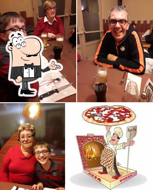 Siediti a un tavolo di Pizzeria Roxy bar