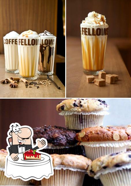 Coffee Fellows - Kaffee, Bagels, Frühstück sert une sélection de desserts