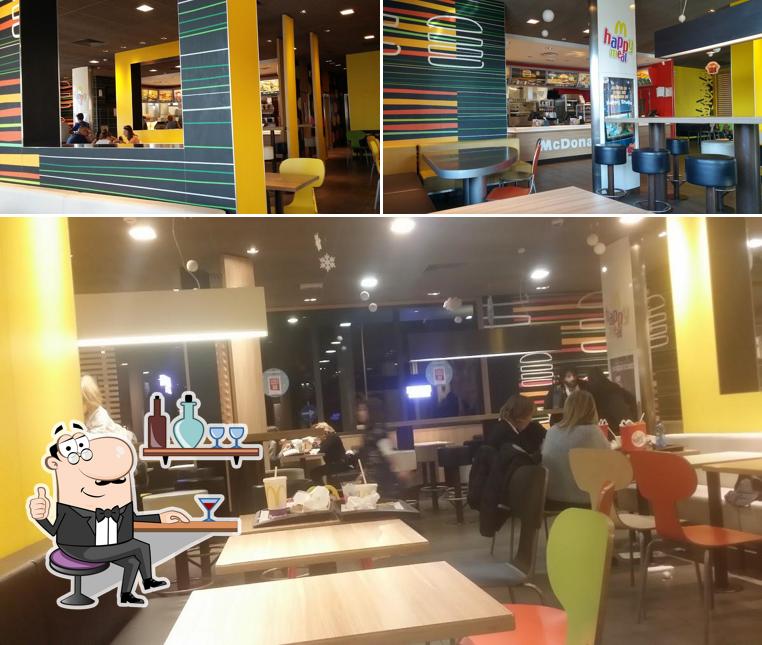 Siediti a un tavolo di McDonald's Terni Drive Siediti a un tavolo di McDonald's Terni Drive