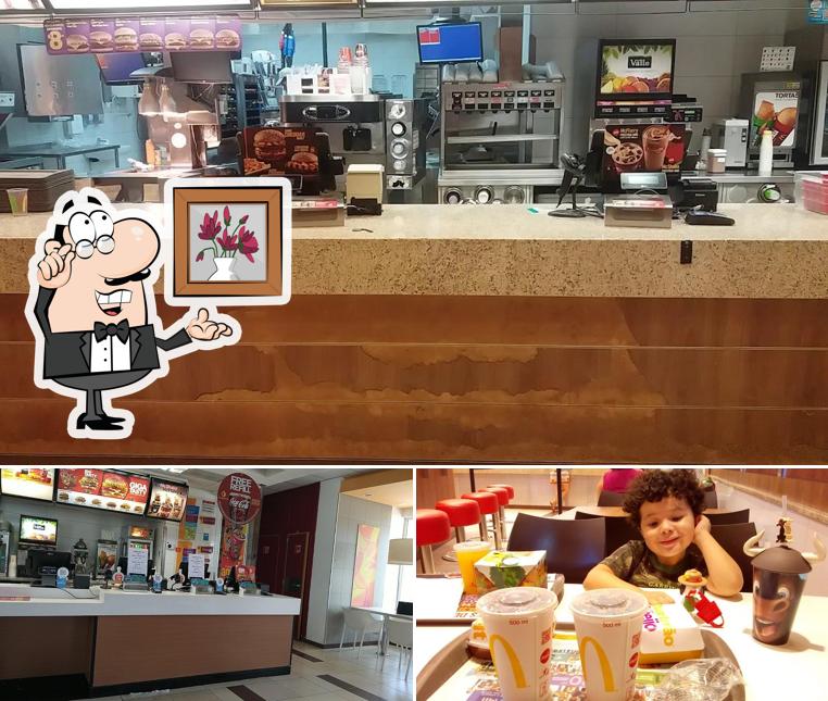 Entre diversos coisas, interior e mesa de jantar podem ser encontrados no McDonald's