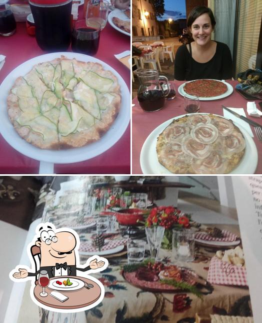 Tra le diverse cose da Pizzeria Da Dolfo si possono trovare la tavolo da pranzo e interni