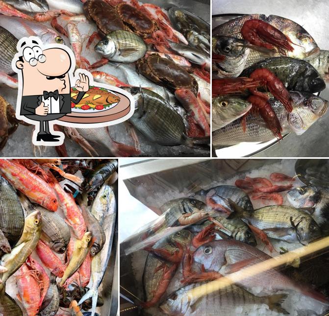 Ordina un pasto a base di pesce a Trattoria Sicilia e Dintorni