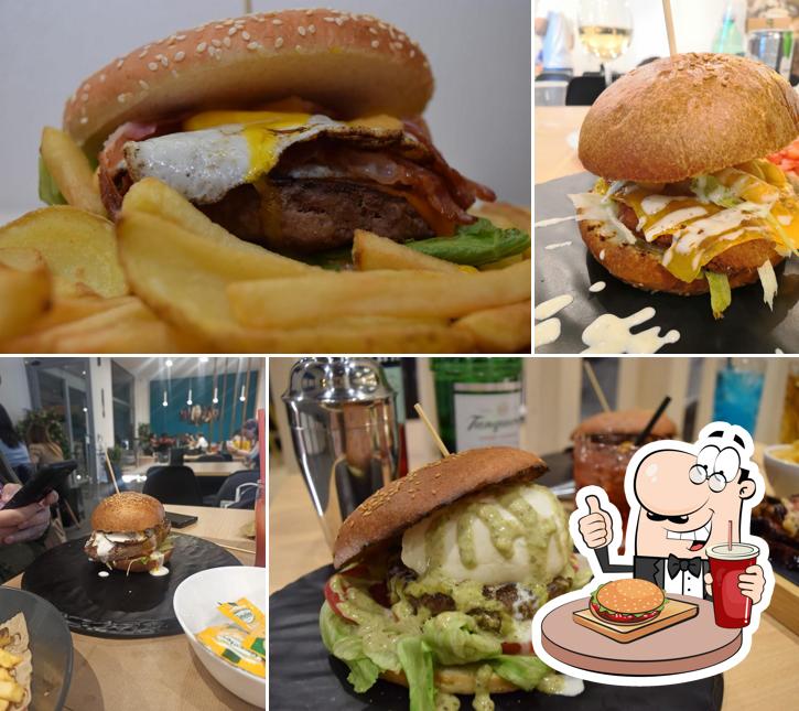 Ordina un hamburger a Café Noir - Food & Drink