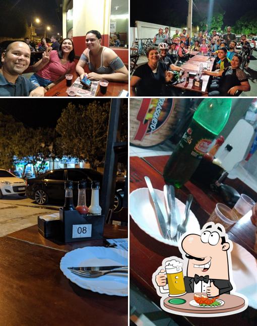 Desfute um copo de cerveja leve ou escura