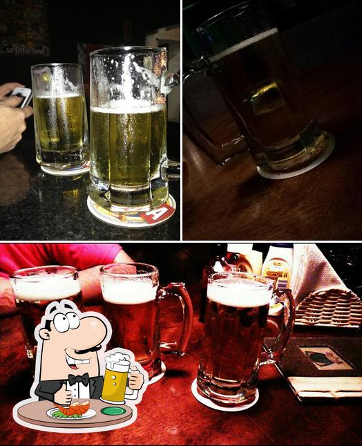 Desfute um copo de cerveja leve ou escura