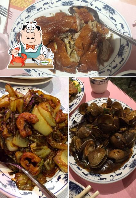 Order seafood at Paul Kee Restaurant