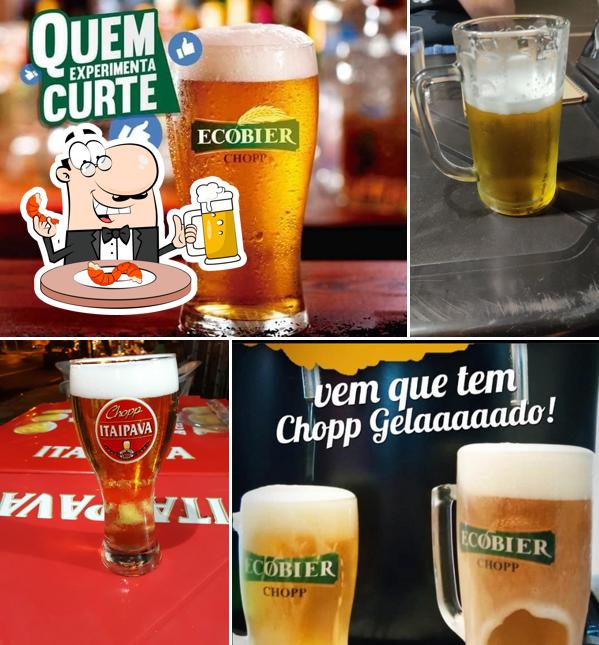 Desfute um copo de cerveja leve ou escura