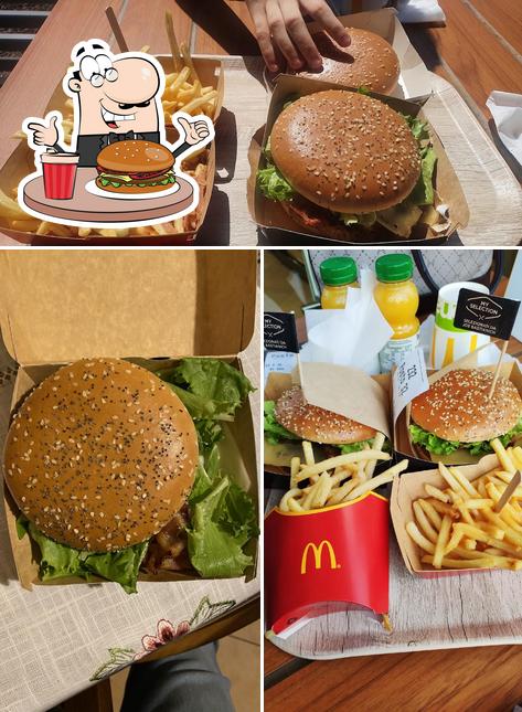 Prenditi un hamburger a McDonald's Trieste Via Flavia