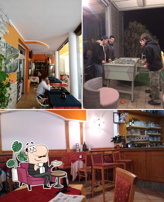 Siediti a un tavolo di Bar al Bersaglio