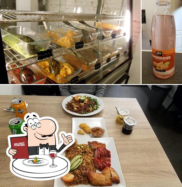 Parmi les différentes choses de la nourriture et la boisson, une personne peut trouver sur Eethuis Faffie Chinees-Surinaams