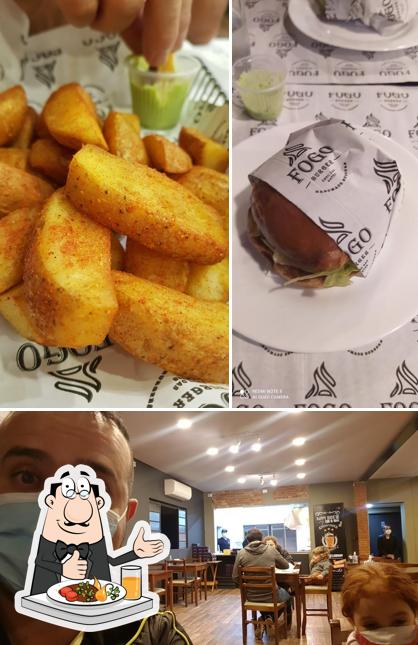 Esta é a ilustração apresentando comida e interior no Fogo Esfera Burguer e Restaurante em Embu das Artes
