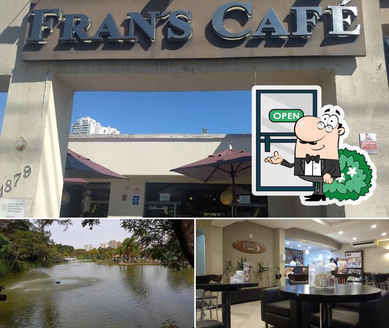 O Fran's Café Guarulhos se destaca pelo exterior e interior