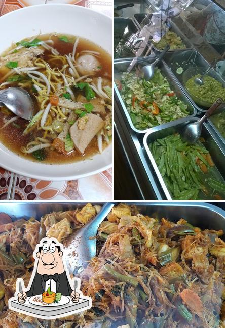 Food at Ming Kwan Vegetarian Restaurant