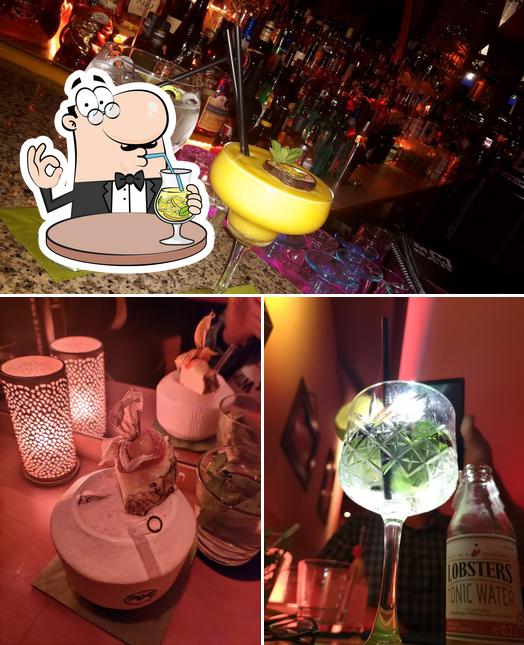 Parmi les différentes choses de la boire et la gâteau, une personne peut trouver sur M+M Bar - die Cocktailbar in Innsbruck