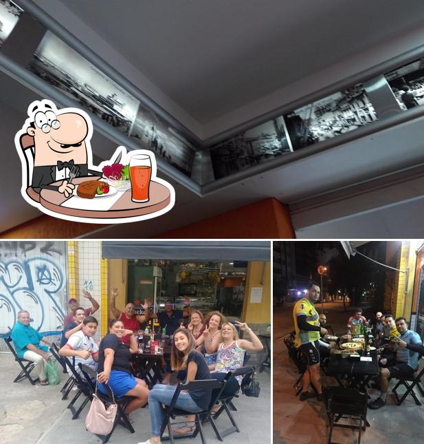 Dê uma olhada a foto ilustrando mesa de jantar e exterior a Pizzaria Nova Vilela