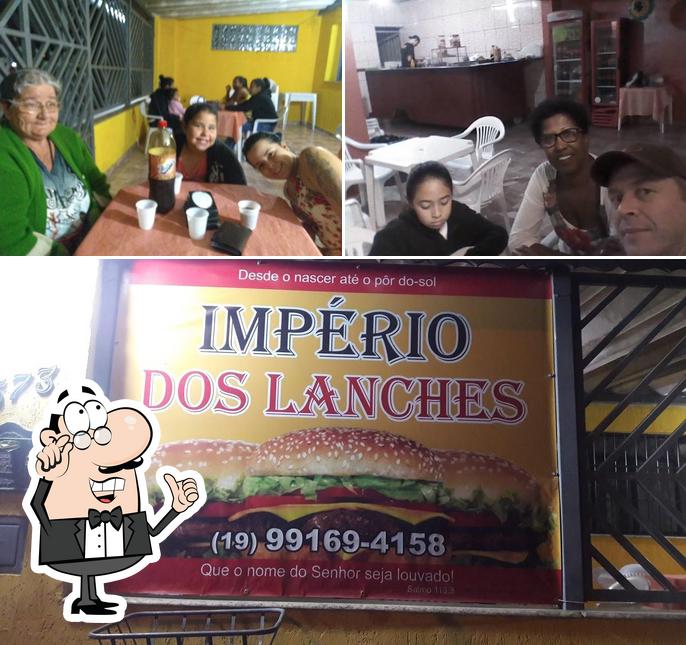 Império dos Lanches se distingue por su interior y los ciudadanos