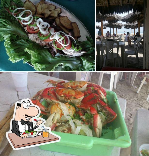 A foto da comida e interior no Barraca Chico do Caranguejo