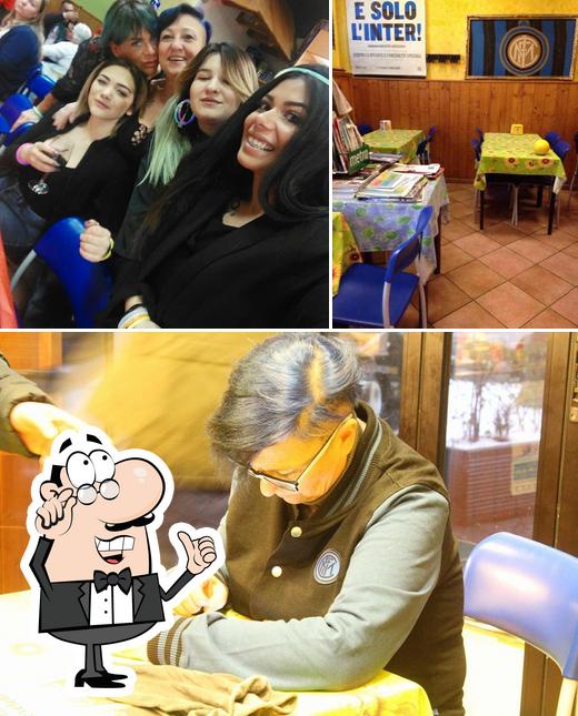 Dai un’occhiata alla foto che presenta la interni e bevanda di Bar Avanti Ce Posto