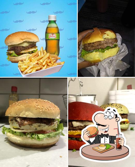 Peça um dos hambúrgueres disponíveis no Bigode Burger