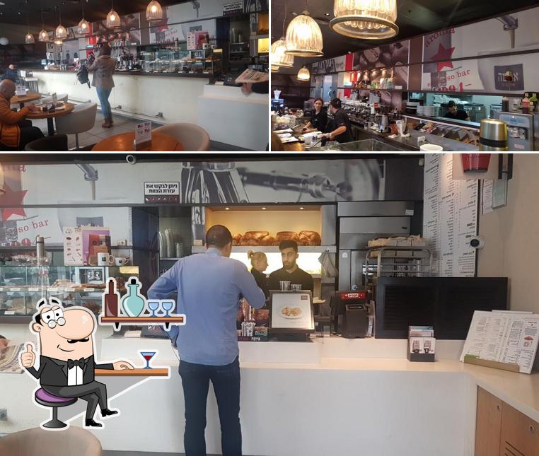 L'intérieur de Aroma Espresso Bar ארומה אספרסו בר