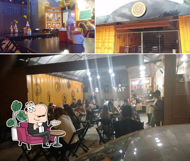 A interior e exterior do restaurante