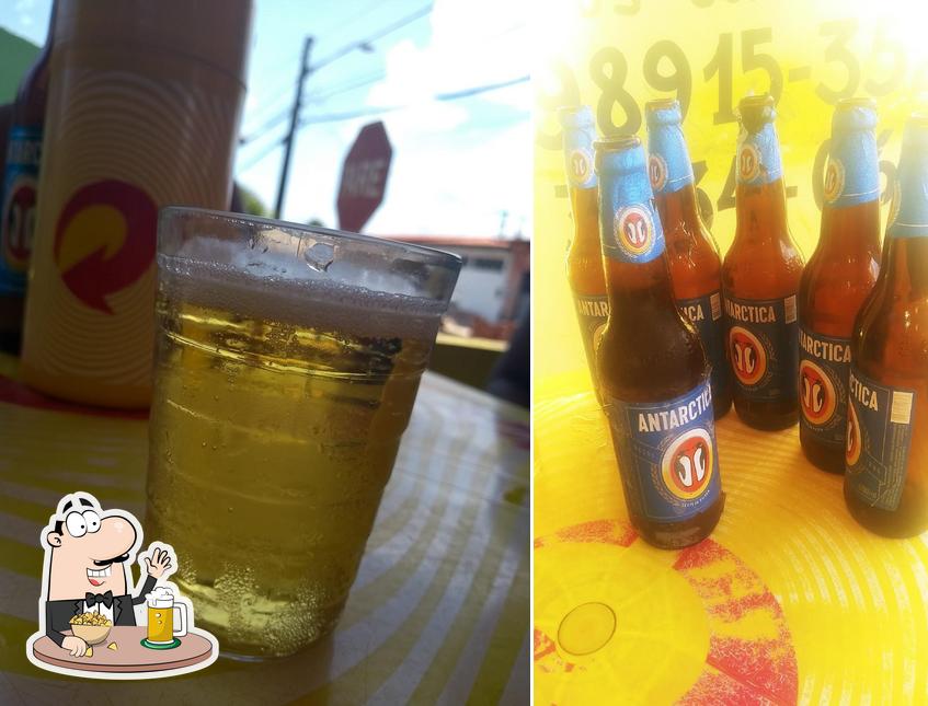 Desfute um copo de cerveja leve ou escura