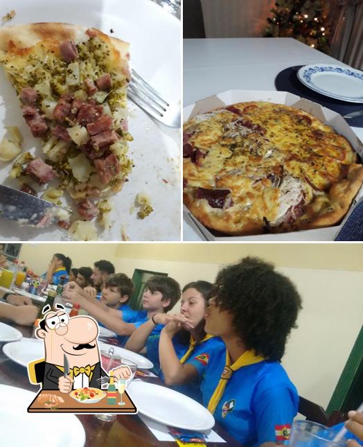 Entre diversos coisas, comida e mesa de jantar podem ser encontrados a Empório Pizzaria