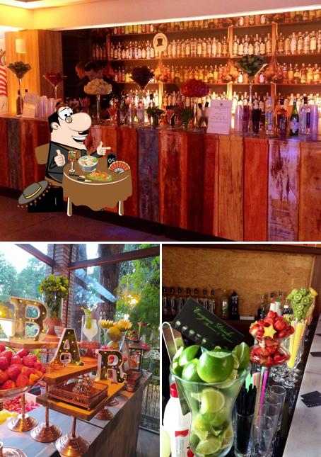 Entre diversos coisas, comida e balcão de bar podem ser encontrados no Enigma Drinks