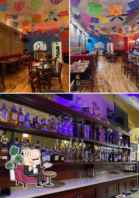 В El Alebrije Mexican Restaurant & Bar есть внутреннее оформление, барная стойка и многое другое