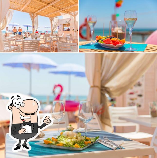 La foto di interni e bevanda da Flamingo Beach Club