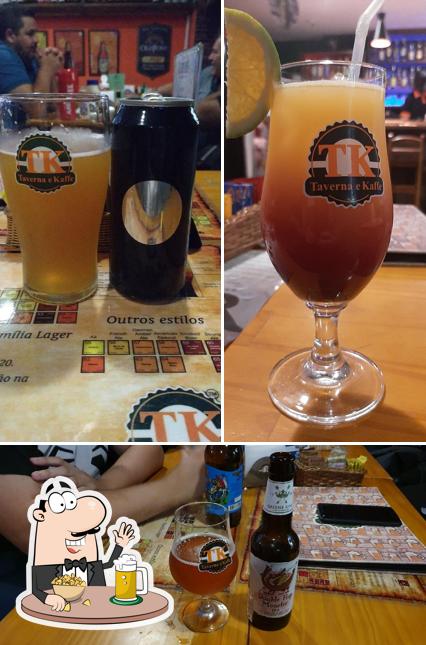 Desfute um copo de cerveja leve ou escura