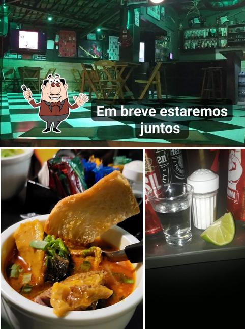 Esta é a imagem mostrando comida e interior no Black Bar