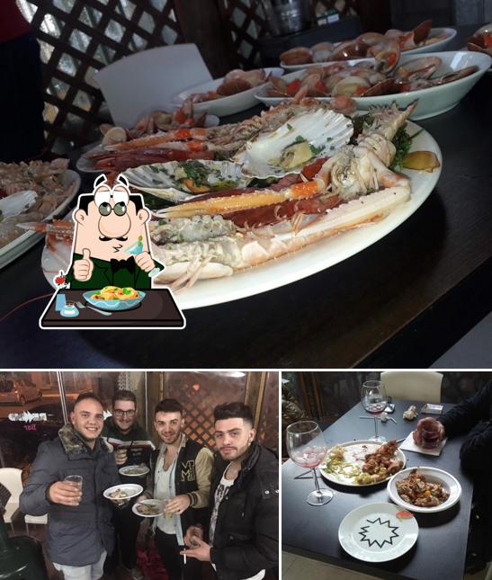 Dai un’occhiata alla foto che raffigura la cibo e tavolo da pranzo di Bar REWIND