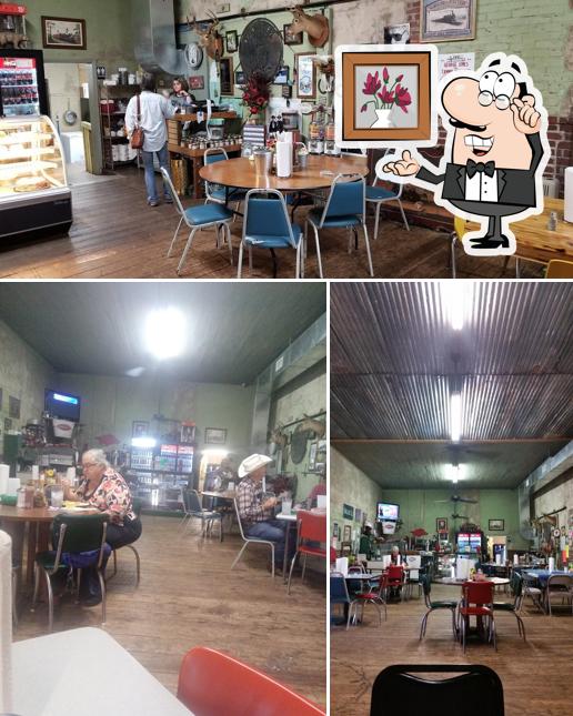 The interior of Restaurant AndRound Table Coffee Shop