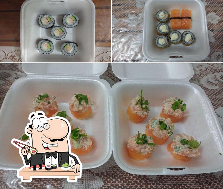 Rolos de sushi são servidos no Futenma Sushi