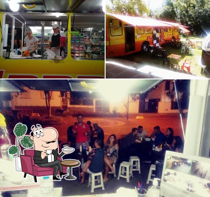 O interior do Mega Lanches Food Bus