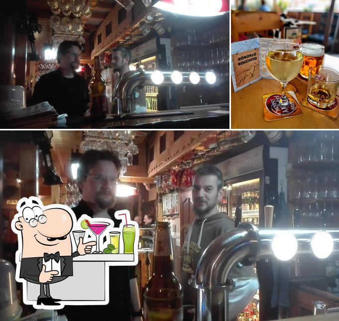 Los barra de bar y cerveza del restaurante