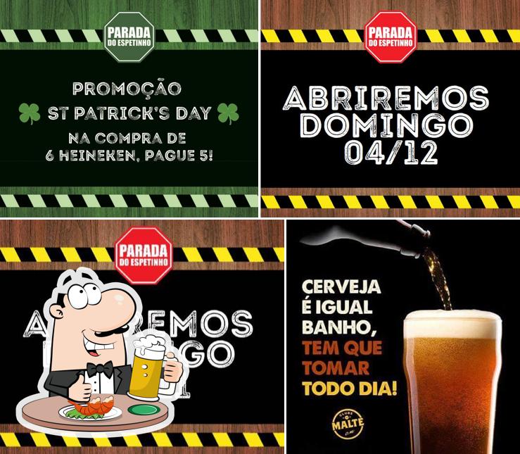 Desfute um copo de cerveja leve ou escura