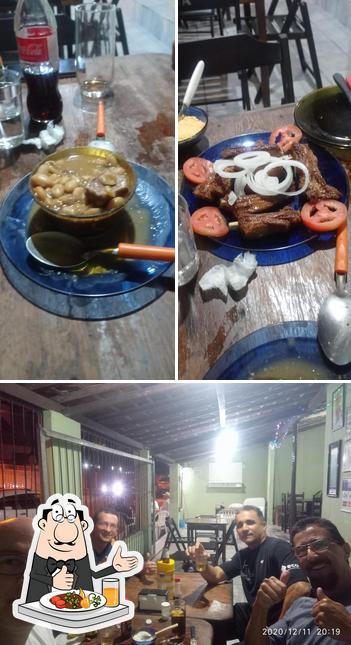 Entre diferentes coisas, comida e balcão de bar podem ser encontrados no Bar do Santos