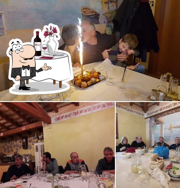 Guarda la foto che raffigura la tavolo da pranzo e interni di Trattoria Valle Averto