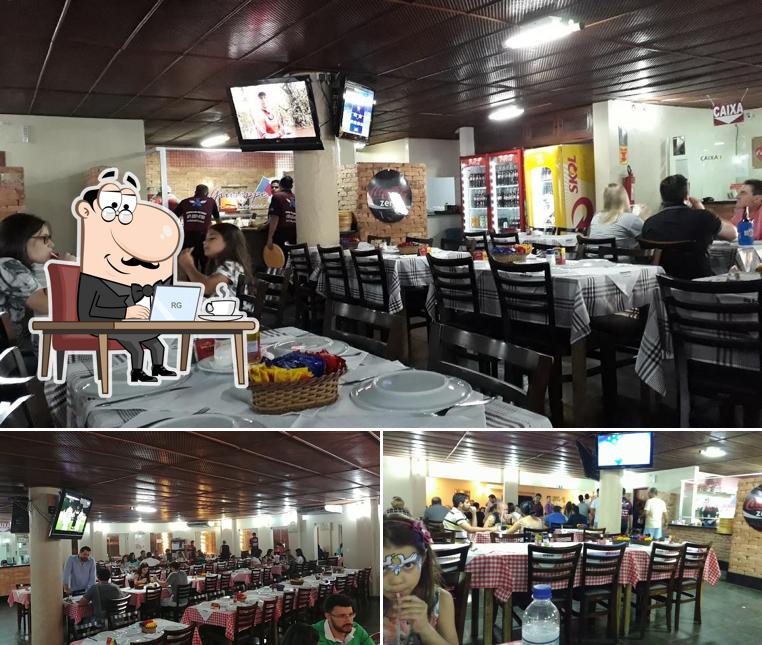 Sente em uma das mesas no Giuseppe Pizzaria