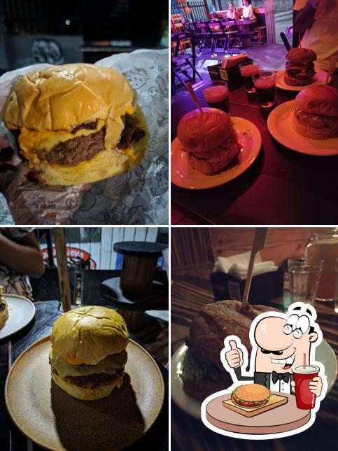 Peça um dos hambúrgueres servidos no 075 Steak Burguer
